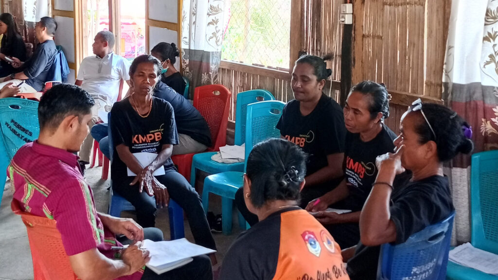 Pengisian data oleh KMPB Desa Waimatan